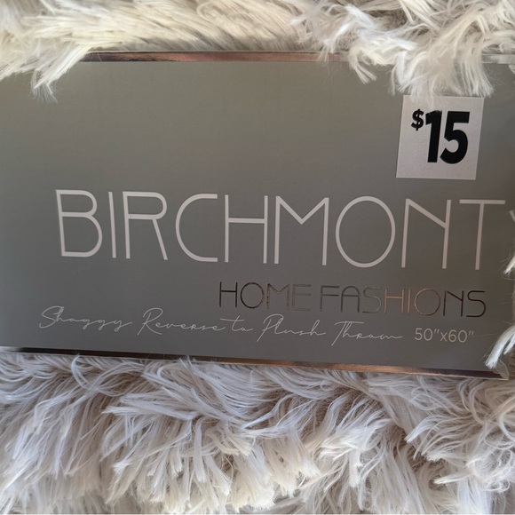 NWT White Plush throw - Picture 2 of 2